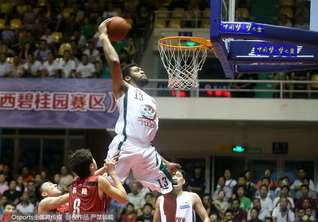 球迷通过一 球迷通过一