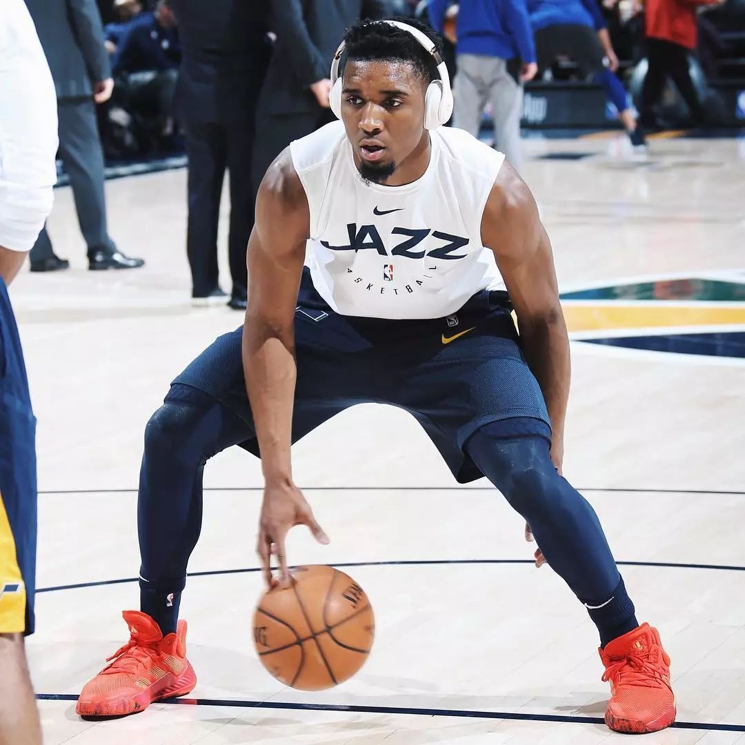 库里接回传 库里接回传